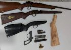 Homem é preso com armas irregulares, coronha e munições
