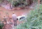 Carro cai em córrego e deixa 2 mortos