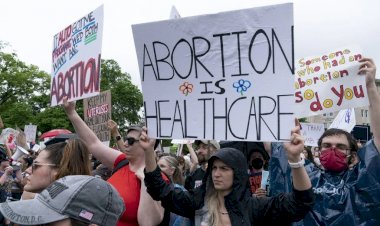 Biden toma medidas para proteger direito ao aborto e se defender de críticas.