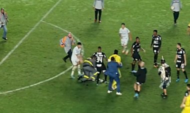 Torcedores do Santos invadem campo e agridem goleiro Cássio