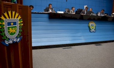 Deputados devem votar 10 projetos durante a sessão plenária desta terça