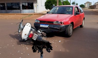 Mulher fica gravemente ferida após colisão entre moto e carro