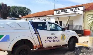 Mãe tranca filhos dentro de carro e vai para lanchonete beber