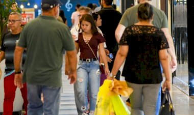 Salário antecipado dos servidores de MS e 13ª parcela do Mais Social animam setor do comércio