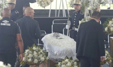 Após fim do velório, corpo de Pelé sai em cortejo por ruas de Santos