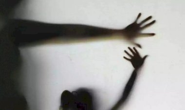 Menino é espancado com socos e chutes e obrigado a ficar ajoelhada por 1h