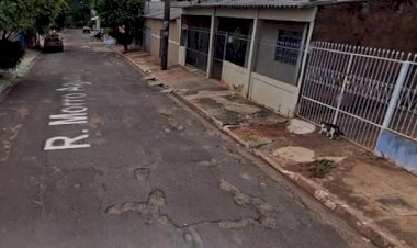 Homem pendura e arrasta a própria esposa em moto