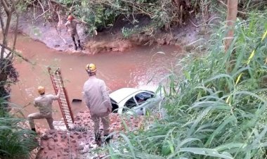 Carro cai em córrego e deixa 2 mortos