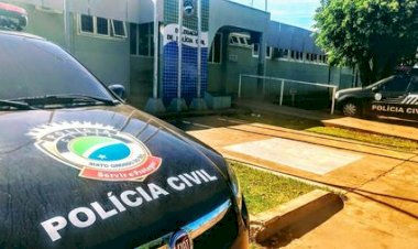 Mulher denuncia homem após ele tirar as calçar e se masturbar em frente à residência