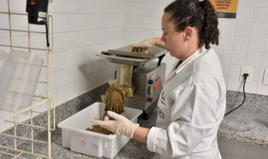 Cozinha especializada do Bioparque Pantanal prepara ração e petiscos para peixes