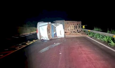 Caminhão com eucalipto tomba e 2 são socorridos em estado grave