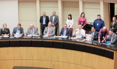 Deputados e prefeitos cobram do Estado cronograma para repasses paralisados