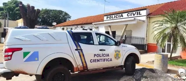 Mãe tranca filhos dentro de carro e vai para lanchonete beber