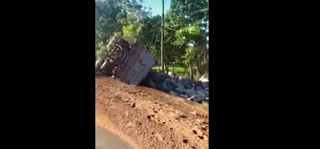 Carreta bate em árvore e capota na MS-164